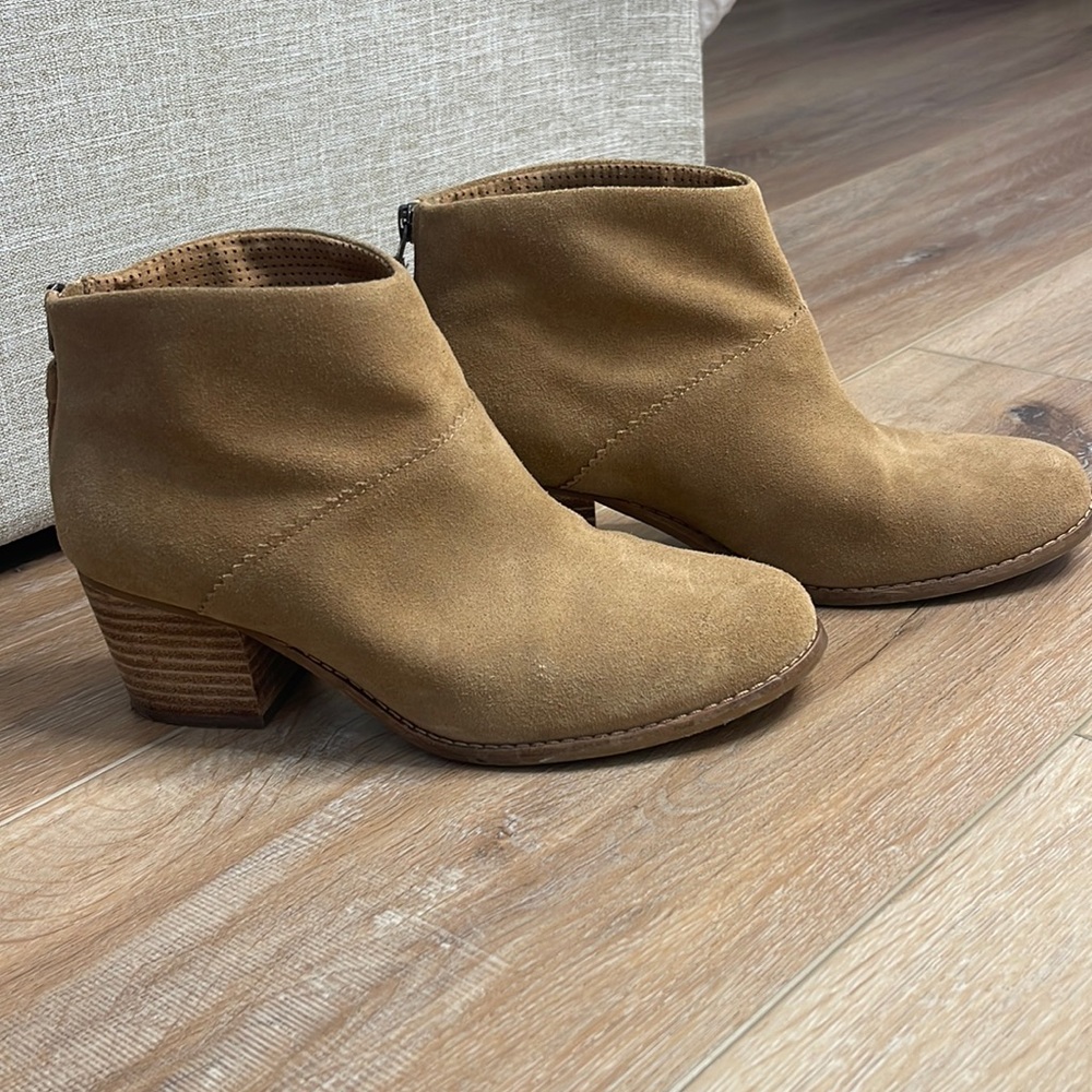 Tom’s tan suede booties with zippered back and tassels. Size 7 1/2